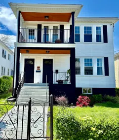 New modern cozy 3BR condo: free parking&near train - Image 2