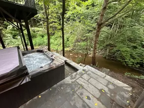Luxury retreat w/ scenic creekside hot tub - Image 4