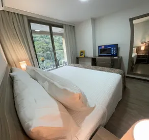 Luxurious King Bed near Riocentro and Farmasi Aren - Image 4
