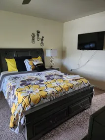 Bright, Sunny home * 5 miles from Mermaid Park! - Image 5