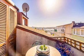 Pera Penthouse with Balcony and Sea View - Image 4