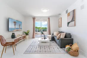 Modern 2BR Apt w/Pool, near downtown & beach - Image 3