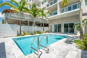 Modern 2BR Apt w/Pool, near downtown & beach - Image 4
