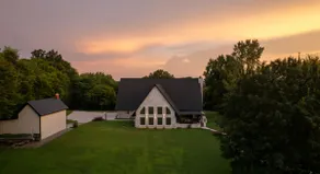 Luxury Estate on 10 Acres - Image 2