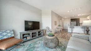 Vibrant Downtown Apartment - Image 5