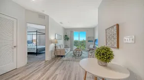 Vibrant Downtown Apartment - Image 2