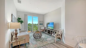 Vibrant Downtown Apartment - Image 3
