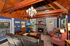 Cozy Pine Cottage–Lake Pass-Walk to Lake & Village - Image 3
