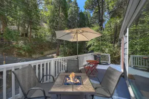 Cozy Pine Cottage–Lake Pass-Walk to Lake & Village - Image 2