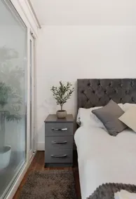 Modern 2-Bed Flat: Ensuites & Free Parking - Image 5
