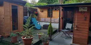 Converted shed with double bed and free parking - Image 4