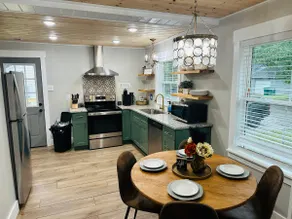 1940 Renovated Cottage Near Square/Lake Summer Fun - Image 4