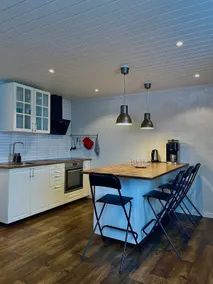 Warm & Homely Hideaway – Terrace & Mountain View - Image 3