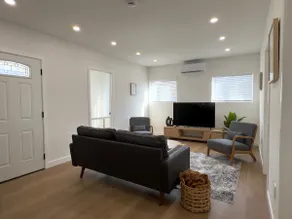Bright and Breezy Retreat +Gated Parking/ Beach/DT - Image 3