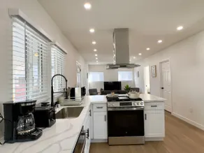 Bright and Breezy Retreat +Gated Parking/ Beach/DT - Image 2