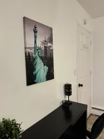 Cozy 1-Bedroom with NYC vibes near UBS Arena - Image 2