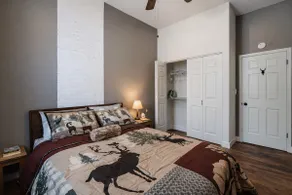 Rustic Lodge • Walk to Bars • Fast WiFi • Laundry - Image 3