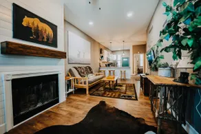 Rustic Lodge • Walk to Bars • Fast WiFi • Laundry - Image 5
