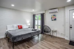 Newly Renovated Bright Studio - Image 4