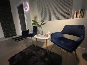 Private Bright Suite | FIVE mins Walk to Skytrain! - Image 3
