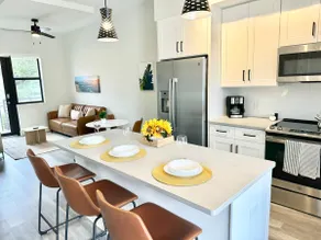 Luxury & Modern 1bed/1bath -KING bed #3 - Image 3