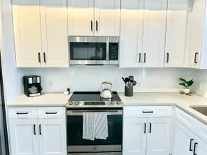 Luxury & Modern 1bed/1bath -KING bed #3 - Image 4