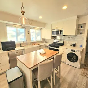 Quiet & Quaint 2 Bedroom 1 Bath with Yard - Image 5