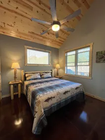 Creekside Luxury Cabin - Image 5