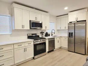 Freshly remodeled/Modern/Hot tub/5 min to downtown - Image 2