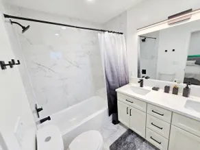 Freshly remodeled/Modern/Hot tub/5 min to downtown - Image 3