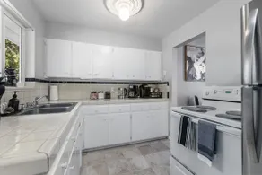 Trendy 2 bedroom Oasis with TV's in the rooms - Image 4
