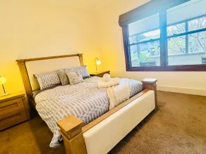 Serene Home by the Golf Course - Image 4