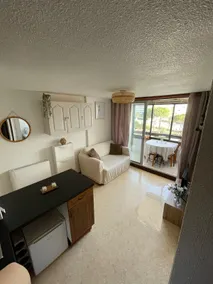 1-Bedroom Apartment with Sea View, Beach 50 m away, Air Conditioning, 2 Private Parking Lots - Image 2