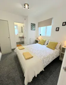 Cosy Central 2 En-suite Bedrooms Apartment - Image 2