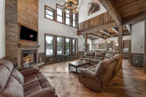 River bank lodge just minutes to Lake George with heated salt water pool - Image 4