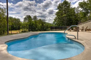 River bank lodge just minutes to Lake George with heated salt water pool - Image 2