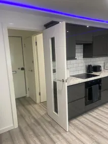 Lovely Modern studio flat with jacuzzi bath free parking - Image 4