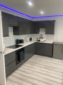 Lovely Modern studio flat with jacuzzi bath free parking - Image 3
