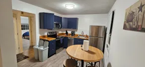 15 min from Burlington 2 queen beds - Image 2