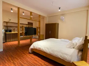 Cozy studio with balcony 750sqft - Image 3