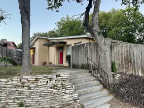 King bed/Free parking! Lady Bird Lake/5min to DT! - Image 2