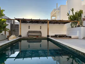 Modern house with private swimming pool - Image 4