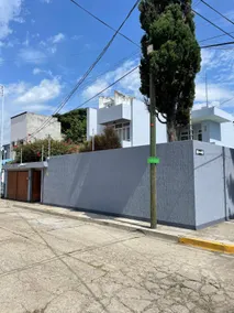 House with Patio and Garages in a nice zone - Image 2