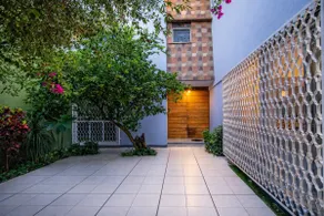 House with Patio and Garages in a nice zone - Image 5