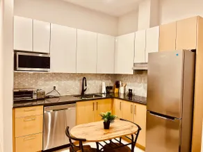 Bright|Modern 1BR | Easy Access to Seabus to DTW - Image 3