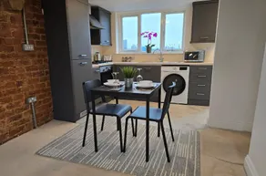 Stylish Apartment in City Centre with Parking - Image 4