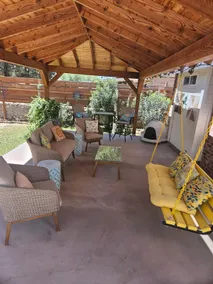 SunKissed Retreat: 4 beds 2 baths. Pets ok. - Image 2