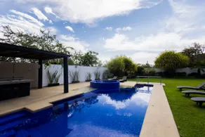 Luxury house with pool/Jacuzzi, pickleball court - Image 5
