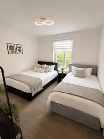 Modern House in Tonbridge Town Centre Sleeps 12 - Image 4