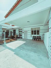 Fallem's Homestay Melaka I 4 ROOMS I FULLY AIRCOND I 9 PAX I FREE WIFI I NETFLIX I INTEX POOL - Image 2